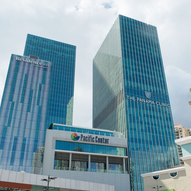 Vista exterior de las torres de Pacific Center, donde se encuentra The Panama Clinic